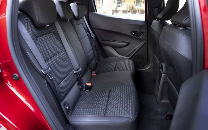 Популярный французский хэтчбек стал гибридом, сохранив умеренную цену