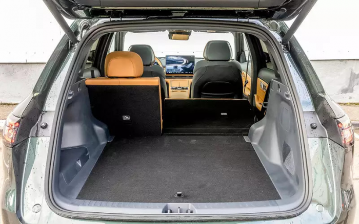 Передний привод, атмосферник и электромотор: испытали новый Geely