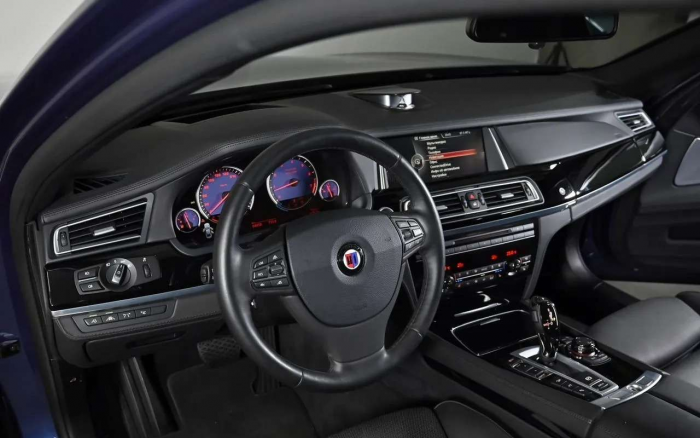 Редчайший седан продают в России: вдвое дороже новой «семерки» BMW