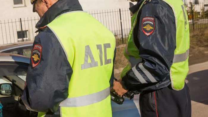 Новая уловка мошенников на парковках: как полиэтиленовый пакет на зеркале ставит под угрозу ваши вещи