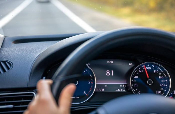 Почему скорость по навигатору отличается от спидометра и кому же из них верить?
