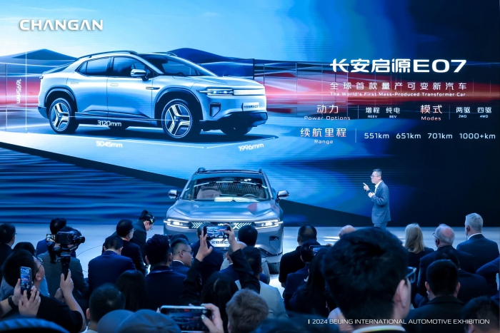 Китайцы показали первый в мире серийный автомобиль-трансформер