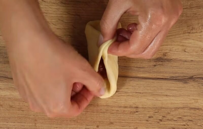 Пуховые булочки с начинкой: советы и секреты, чтобы они получились нежными и мягкими!