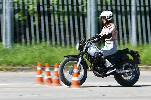 Сколько нужно учиться на водительские права в 2026 году? Количество часов для каждой категории, как сократить срок