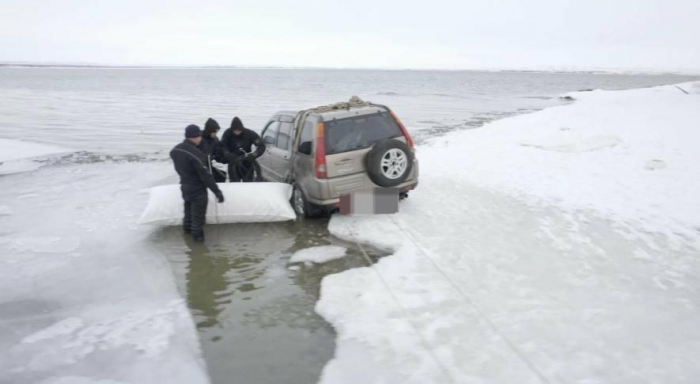 Очевидец спас мужчину после провала автомобиля под лед в Топаре