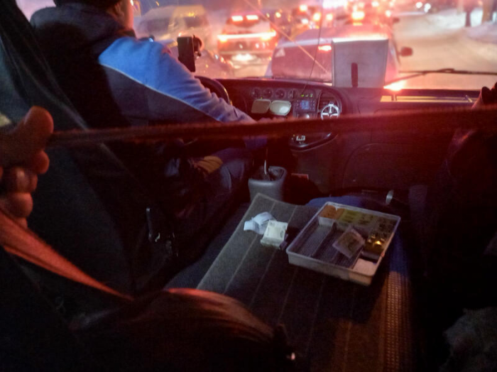 В Барнауле водитель маршрутки наорал на женщину, схватил сумочку и сказал "звонить Путину"