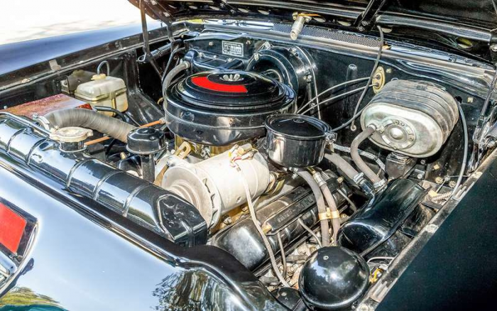 Ну и кто у кого скопировал? ГАЗ‑13 Чайка, американский Buick Electra и французский Facel Vega