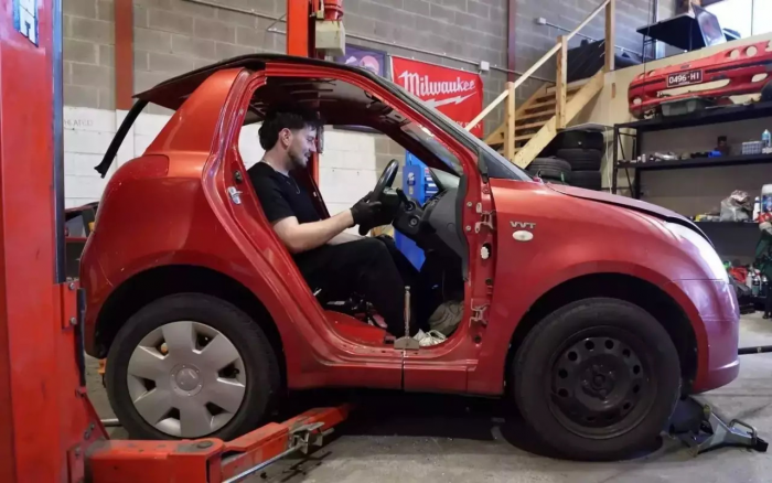 Старый Suzuki превратили в «игрушечное» купе с настоящим огнеметом