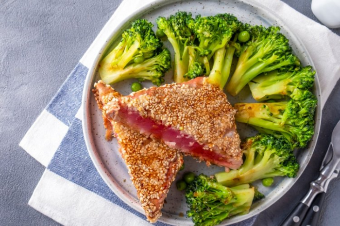 Если хочешь приготовить что-то эффектное, но легкое, тогда стейки из тунца в аэрогриле – отличный вариант