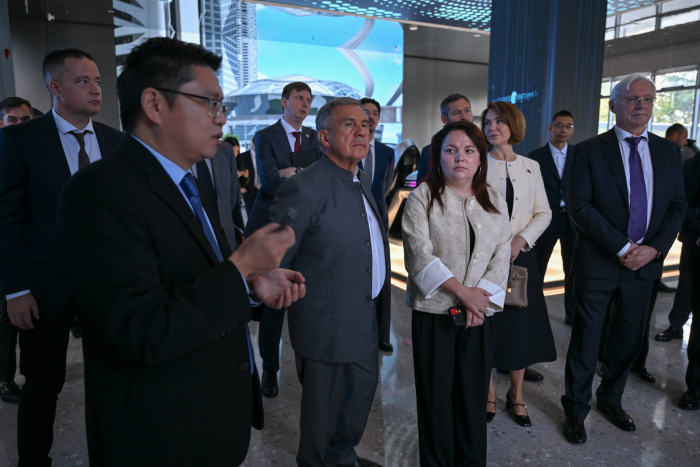 Летающее авто, голографии и роботы-доставщики: чем удивляли Минниханова в Китае