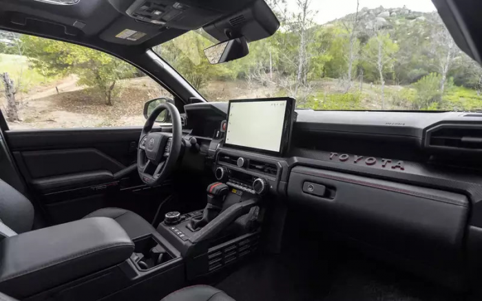 В Россию привезли новый неубиваемый внедорожник Toyota: сколько за него просят?