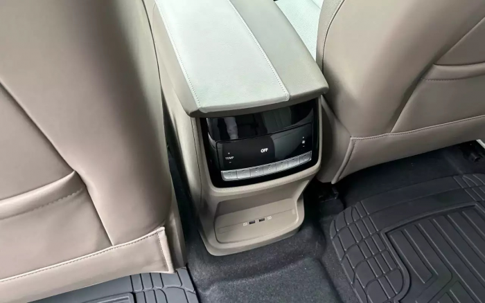 Кроссовер Москвич М90 — первые реальные изображения салона