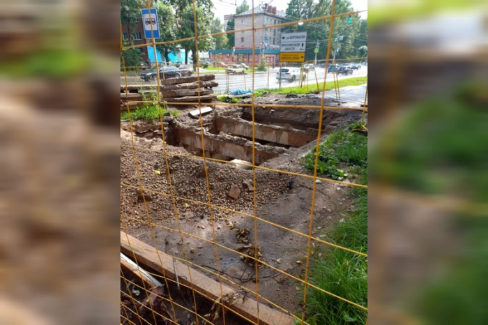 Почему в Смоленске не закрывают движение во время замены труб?