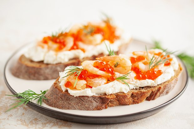 Брускетты на Новый год: 9 лучших рецептов праздничной закуски