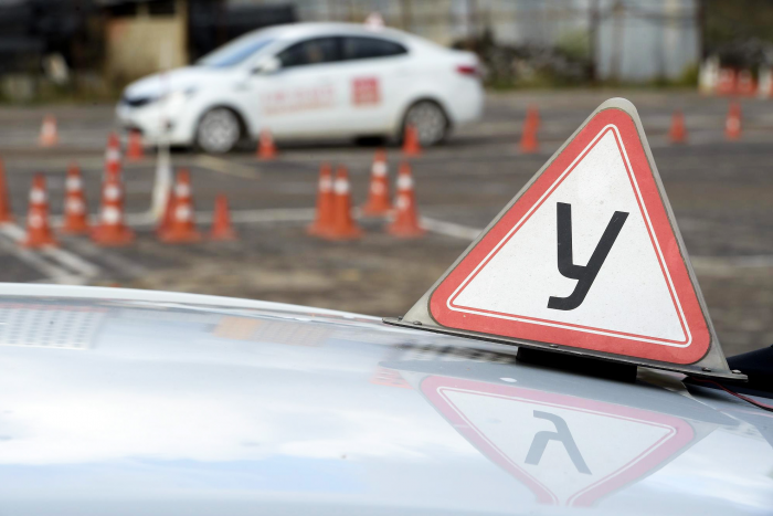 Сколько нужно учиться на водительские права в 2026 году? Количество часов для каждой категории, как сократить срок