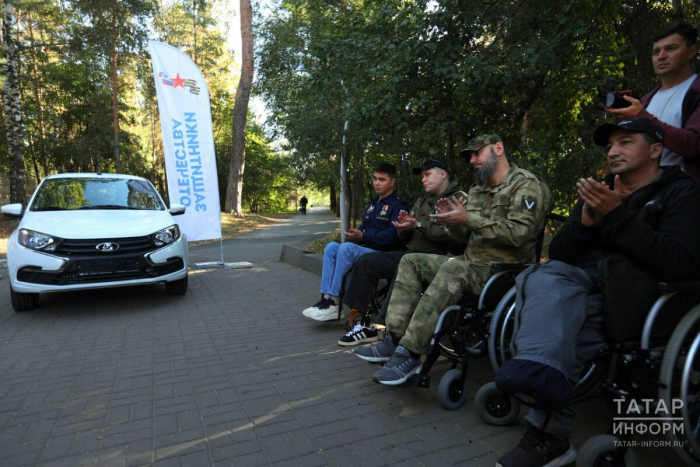 «Машина слушается»: В Казани вручили первый автомобиль на ручном управлении ветерану СВО