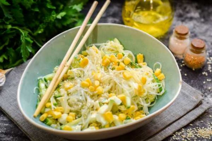 15 салатов с фунчозой и овощами, которые готовятся на скорую руку