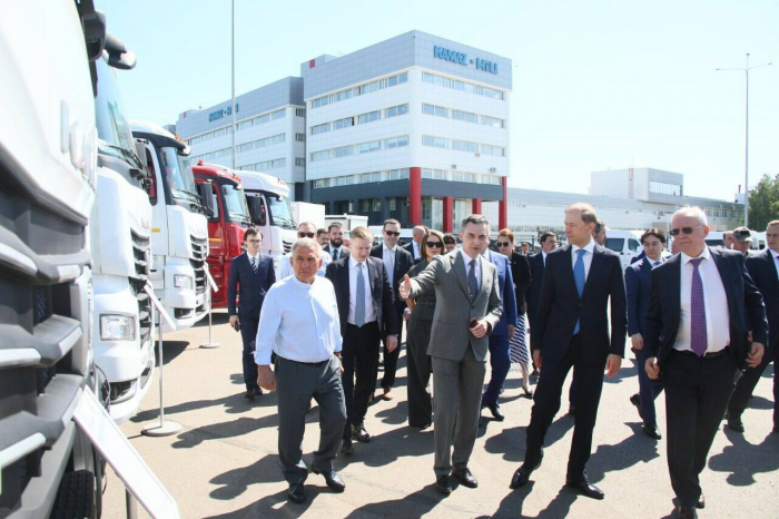 Минниханову и Мантурову показали новейшие КамАЗы