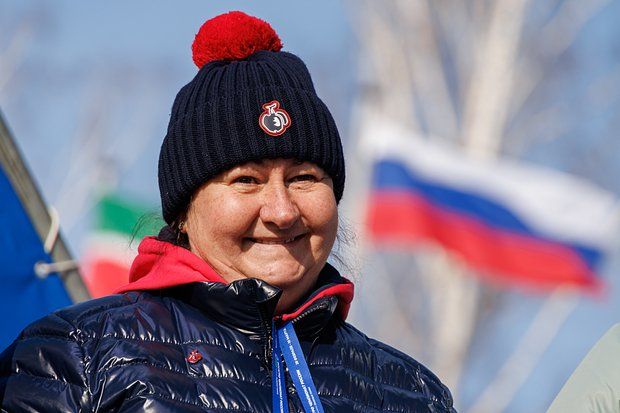 Глава Федерации лыжных гонок России попозировала на фоне шведского тягача. Компания начала расследование