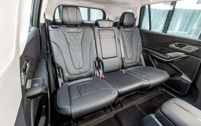 Полный привод, 7 мест, автомат как у Лексуса: чем удивил недорогой, но комфортный премиум