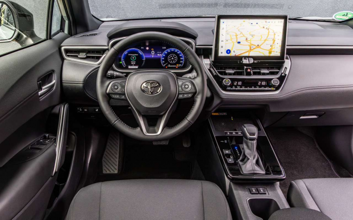 В кроссовере Corolla Cross салон стал тише, дизайн ярче, а «гибридных сил» больше