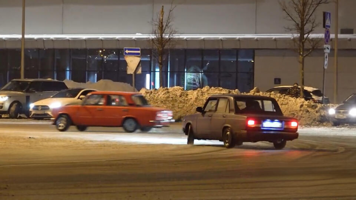 Стритрейсеры превратили парковку "Крокус Сити" в персональный автодром