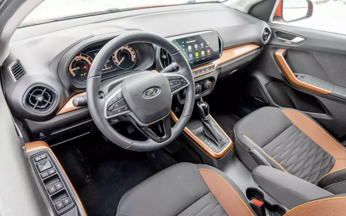 Выбираем недорогой универсальный автомобиль: сравнили две Лады и Солярис