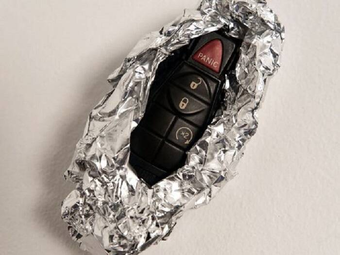 Зачем всё больше автомобилистов стали заворачивать ключи в фольгу