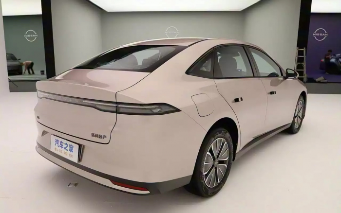 Nissan представил достойного конкурента Camry с ценой чуть дороже миллиона