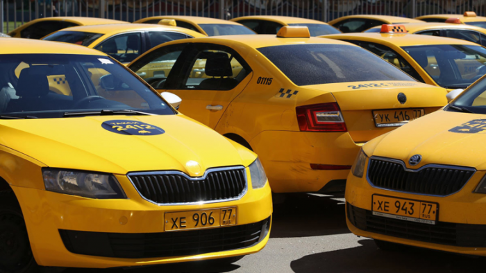 Профсоюз обратился в Минтранс с просьбой вывести таксистов-самозанятых из-под действия закона о локализации