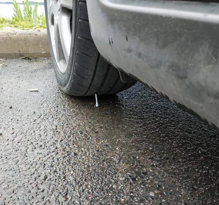 Откуда на дорогах берутся саморезы, из-за которых прокалываются шины