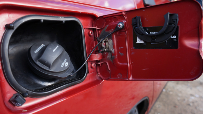 Почему некоторые водители стали устанавливать резину в бензобак