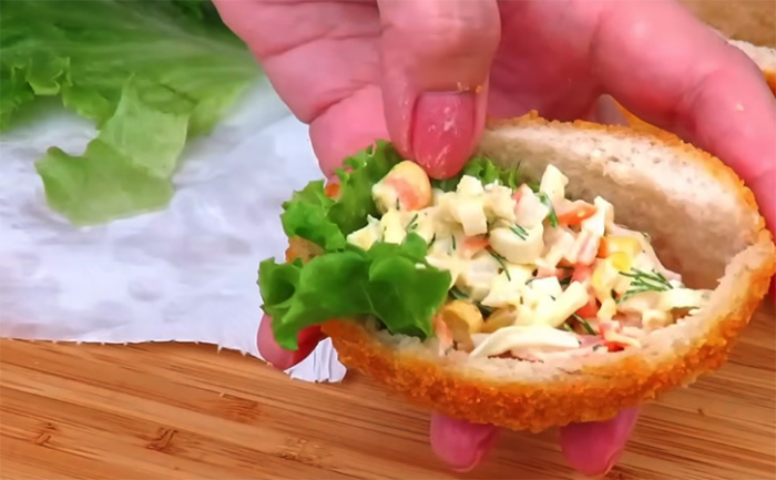 Прячем крабовый салат в хрустящие «кармашки»: порционная, праздничная подача