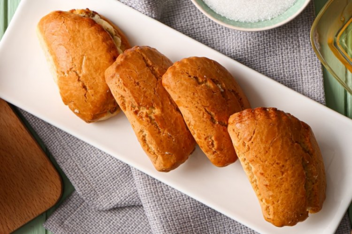 Иногда так хочется чего-то домашнего, как у бабушки или хотя бы как в школьной столовой – и вот тут сочники подходят просто идеально