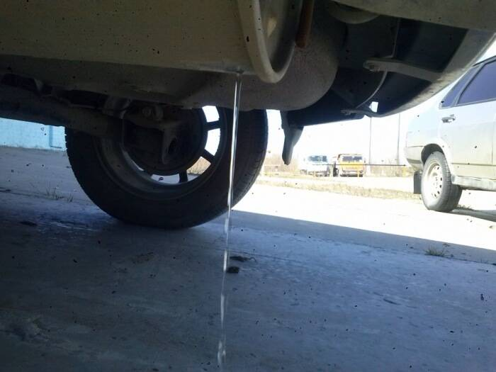 Зачем опытные водители делают отверстие в глушителе