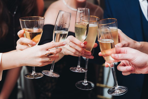 Меню новогоднего стола в 2026 году. Что приготовить в год Красной Огненной Лошади?