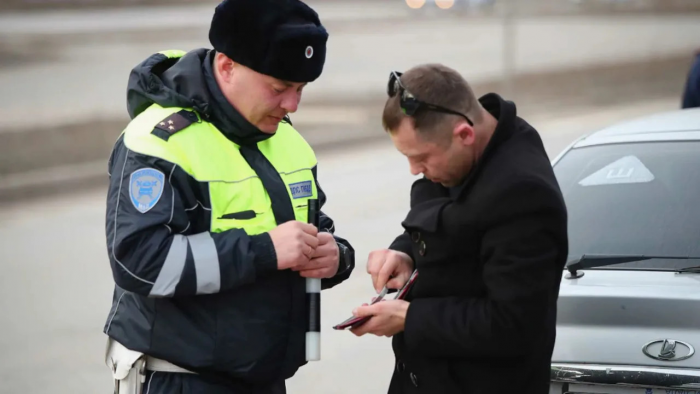 Зачем при проверке на дороге инспекторы стали требовать смартфон, и что на это отвечать водителю