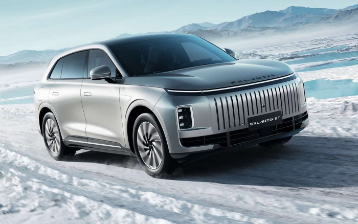 Exlantix или Wey: выбираем гибридный премиум-кроссовер