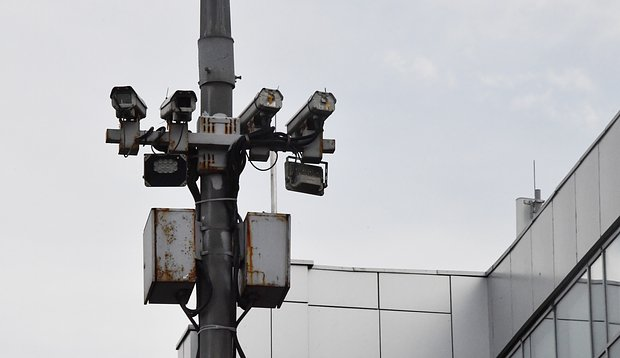 Дорожный знак «Остановка запрещена»: зона действия, штрафы, исключения