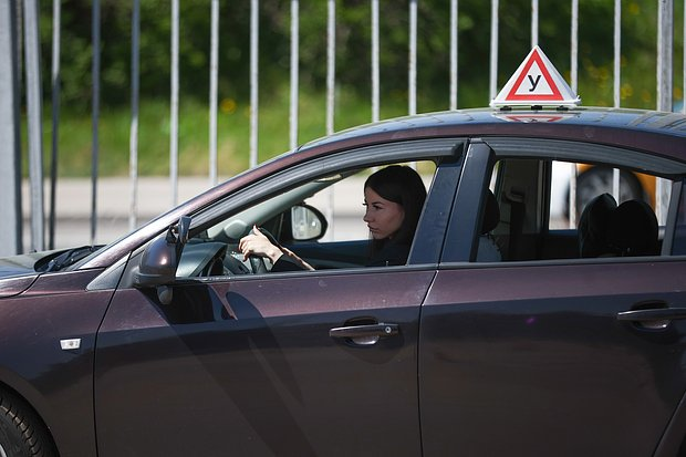 Сколько нужно учиться на водительские права в 2026 году? Количество часов для каждой категории, как сократить срок