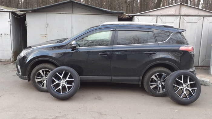 Нужен ли второй комплект колес на литых дисках?