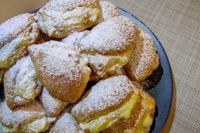 Иногда так хочется чего-то домашнего, как у бабушки или хотя бы как в школьной столовой – и вот тут сочники подходят просто идеально