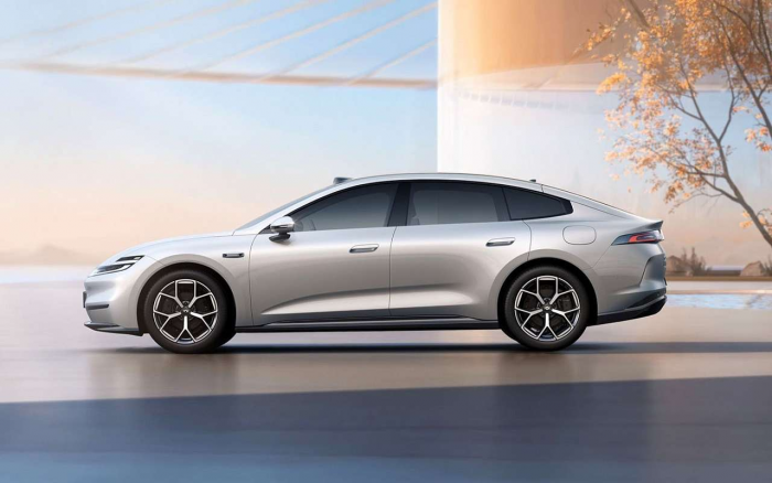 Новейший современный седан неожиданно появился в автосалонах РФ: сколько стоит?