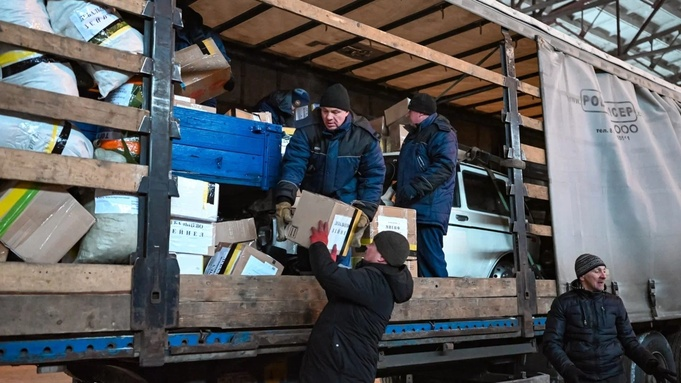 Две фуры с гуманитарной помощью направили из Барнаула в зону СВО