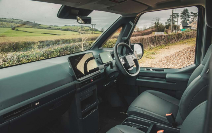 В новом Kia водитель садится не с той стороны: объясняем почему