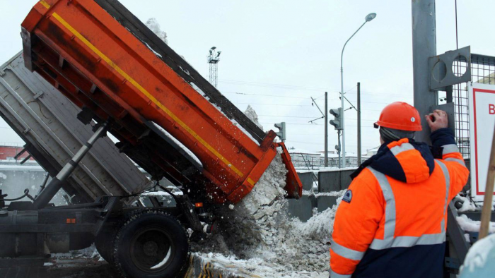 Коммунальщиков Петербурга из-за снегопадов перевели на режим повышенной готовности