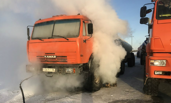 Запуск замерзшего в лед Камаза в -50. Как оживляют технику в Сибири