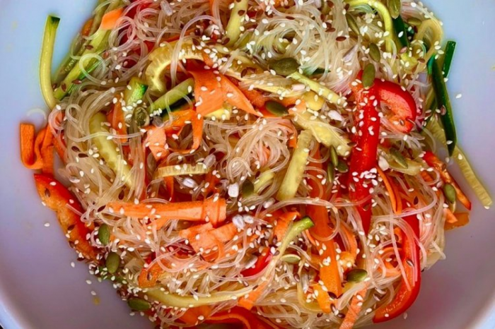 15 салатов с фунчозой и овощами, которые готовятся на скорую руку