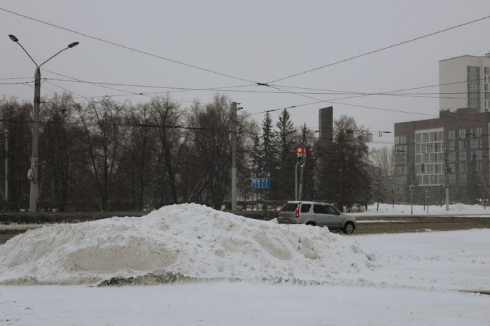 Зиму за ночь намело. Барнаул завалило "долгожданным" снегом