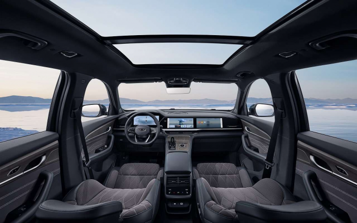 Объявлены цены на новый флагманский кроссовер Geely в России